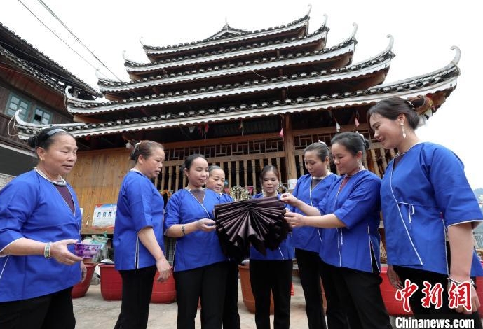 廣西侗鄉婦女展現侗布染製技藝 | 魅力廣西 FamousGuangxi