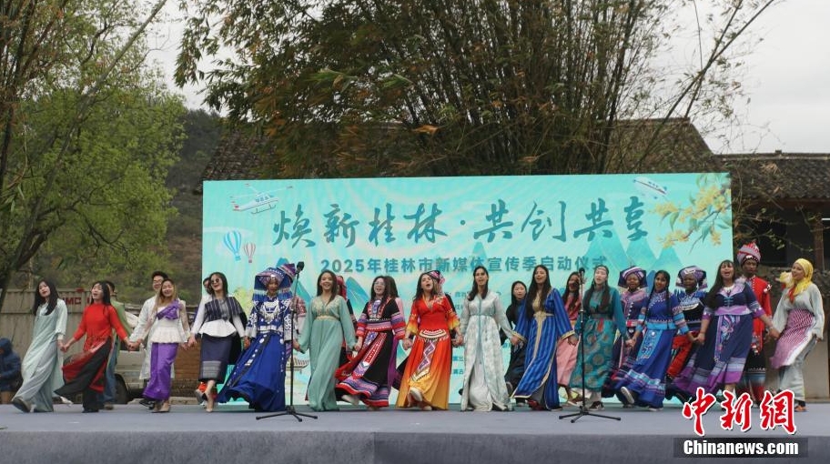 46位留學生一起表演《山歌串燒》節目。