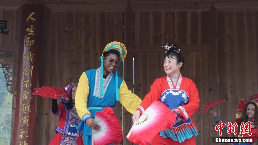 在戲台上唱山歌和跳舞。