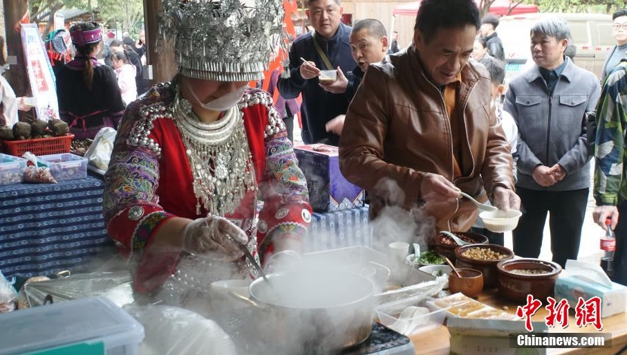 參與「鬥茶」大賽的商家盛油茶。