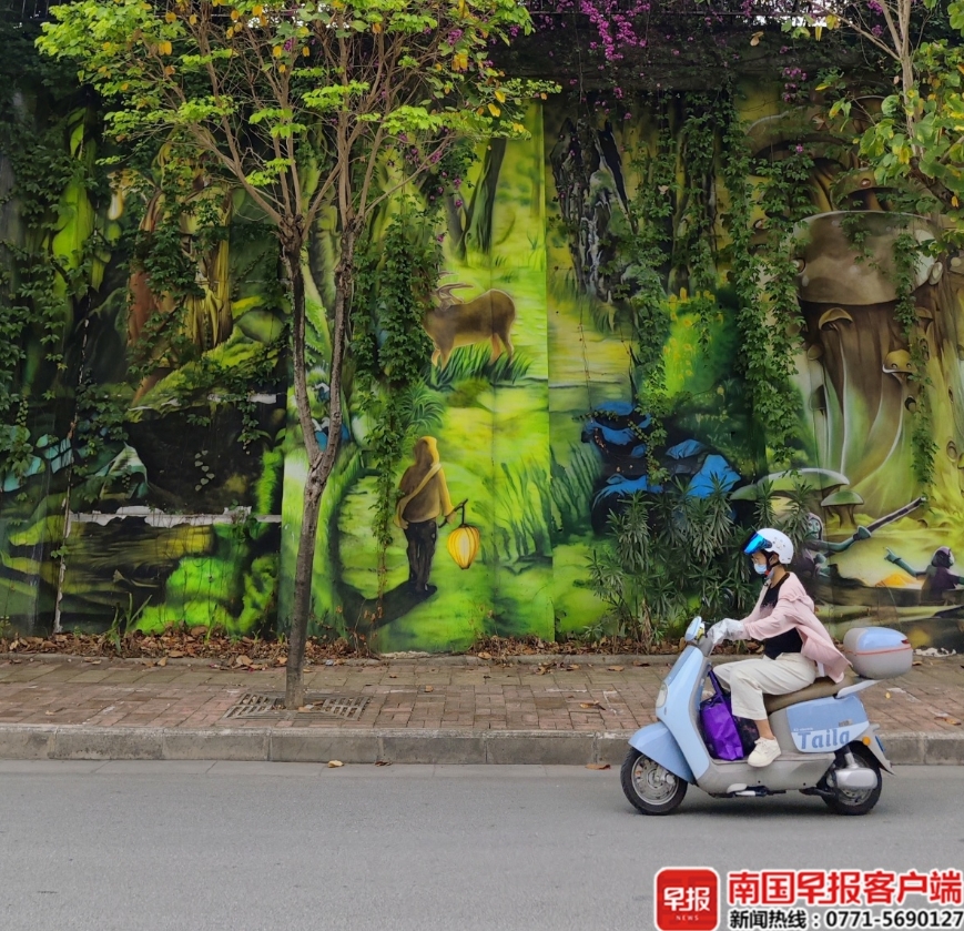 壁畫和植物交相輝映。