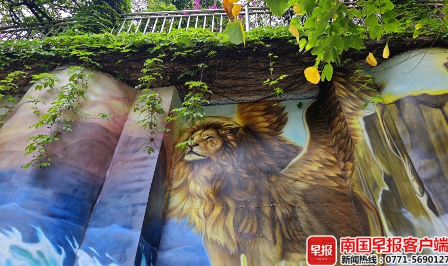 壁畫和植物交相輝映。