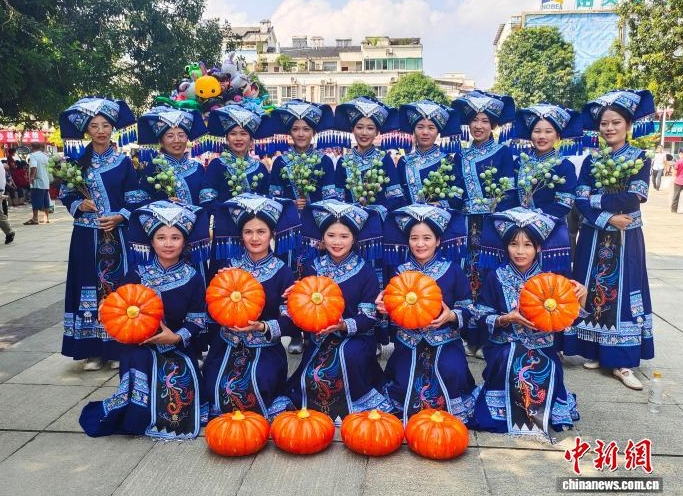 民眾身著民族服飾參加民俗文化活動。 民眾身著民族服飾參加民俗文化活動。