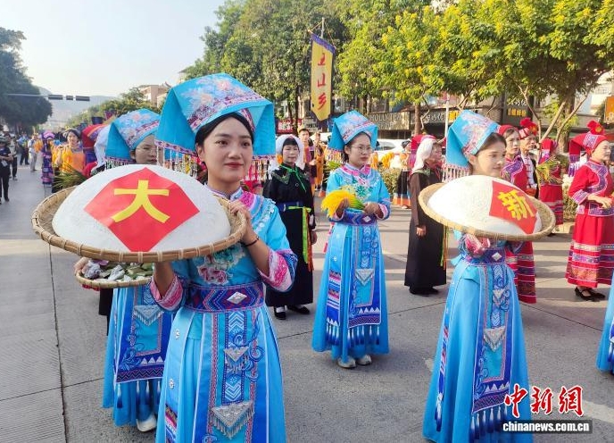 民眾參加民俗風情巡遊。 民眾參加民俗風情巡遊。