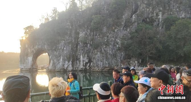 水月洞倒映在漓江水面形成酷似「貓眼」奇觀。