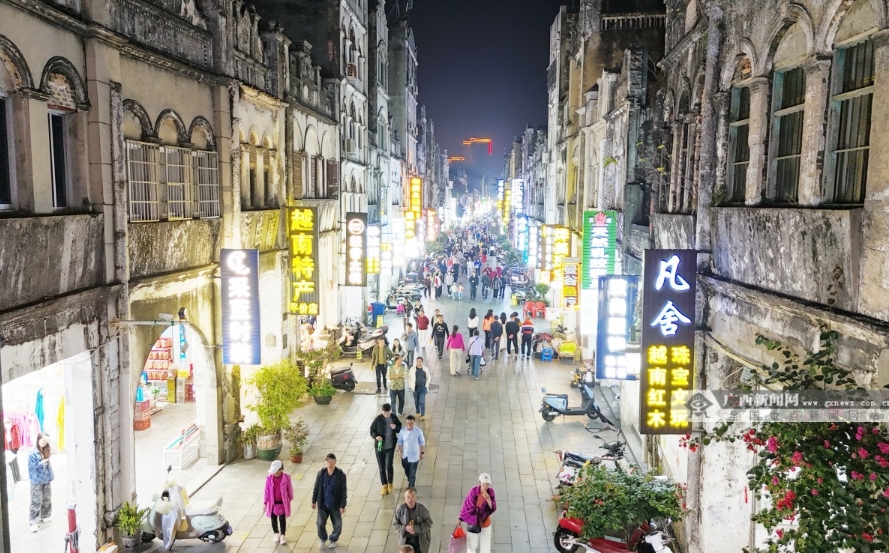 老街遊人如織。