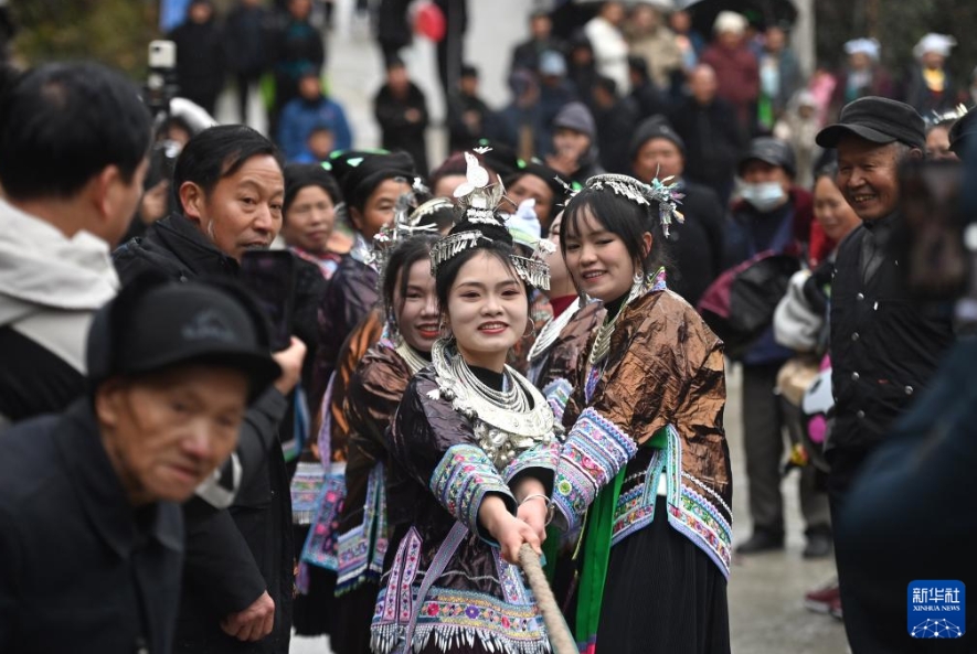 苗族姑娘準備參加拔河比賽。