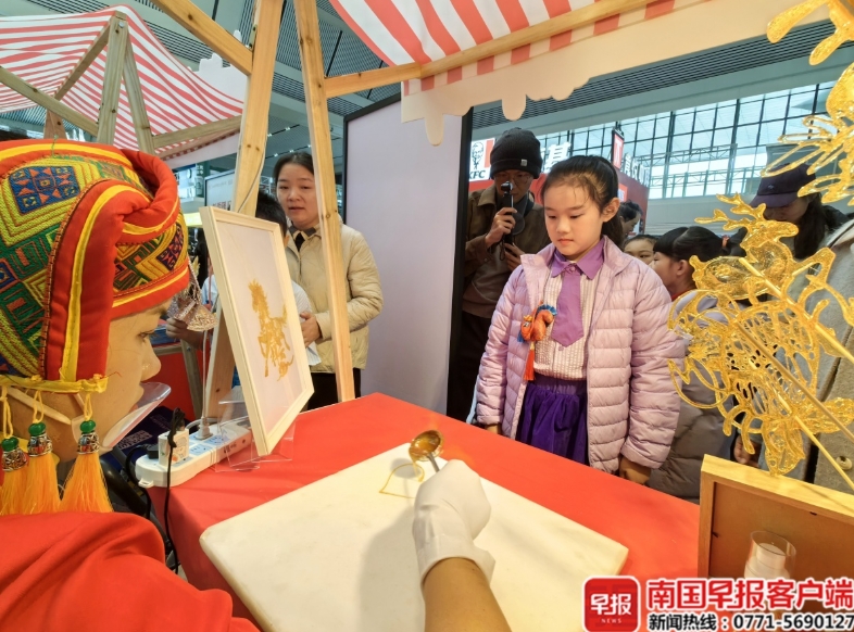 學生在觀看糖畫傳承人作畫。