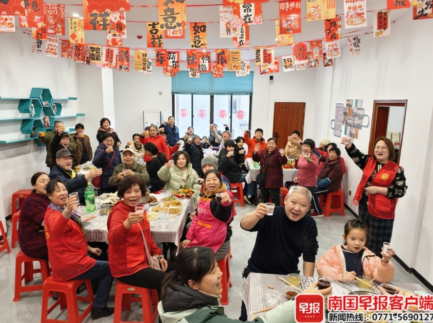 大家舉杯互道新春祝福。