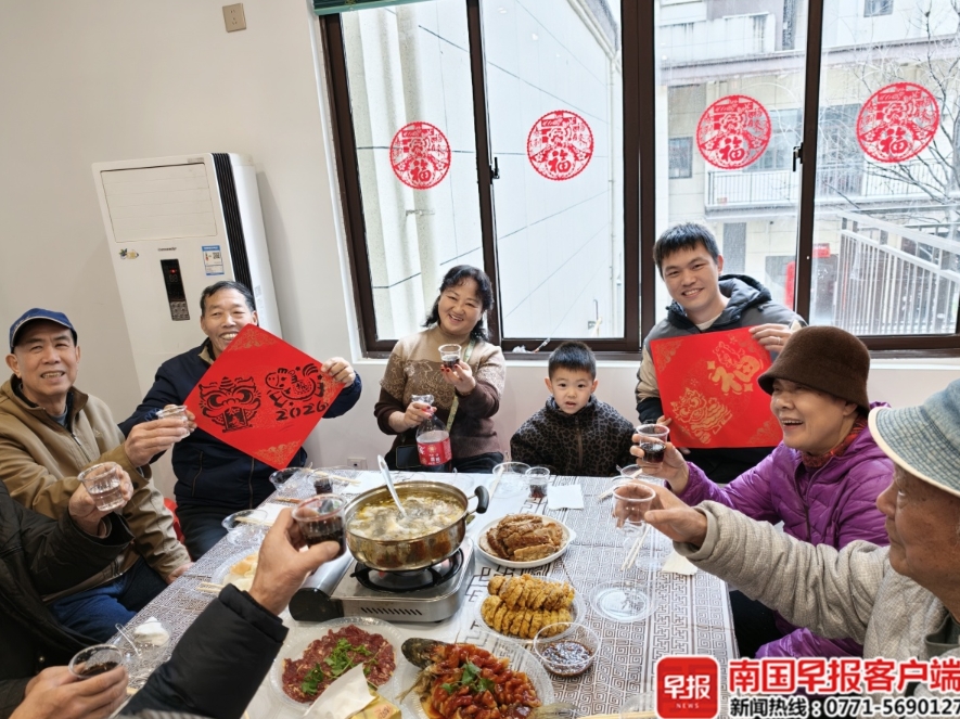 大家舉杯互道新春祝福。