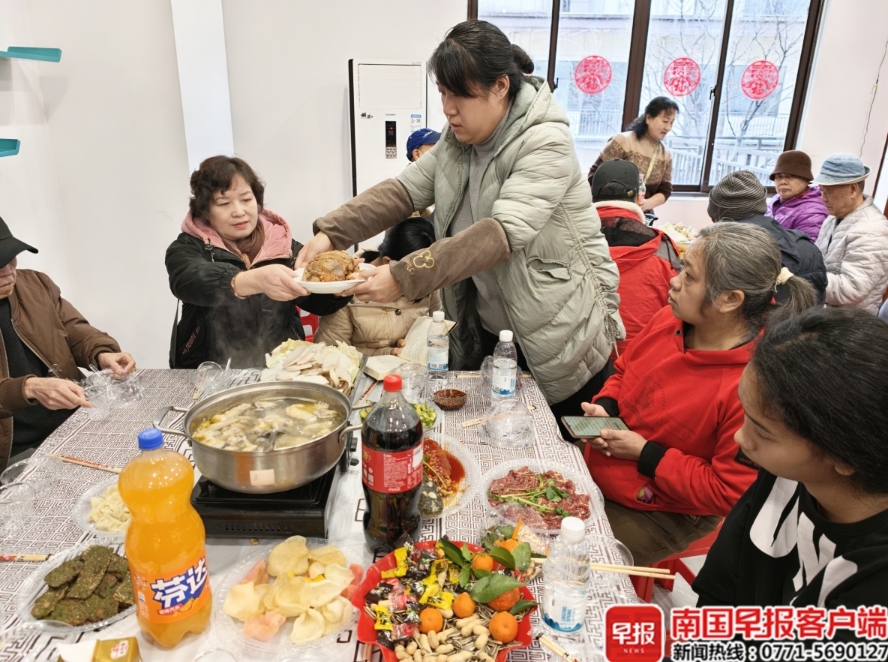 志工端上熱氣騰騰飯菜。