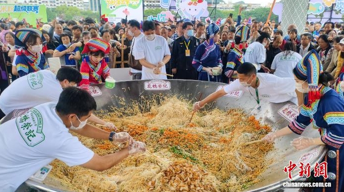 大鍋製作桂林米粉。