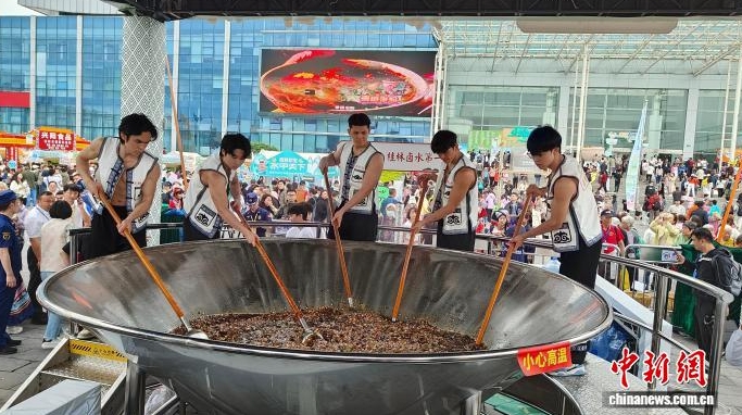 展示熬製鹵水。