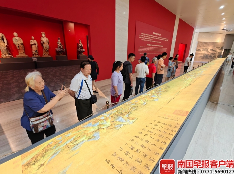 解說員向觀眾介紹。