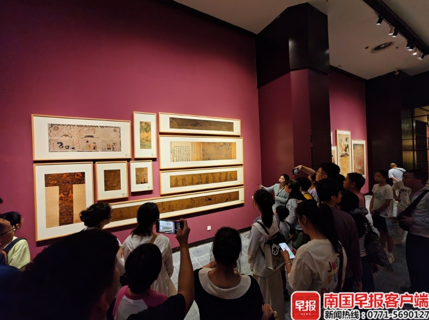 解說員向觀眾介紹。