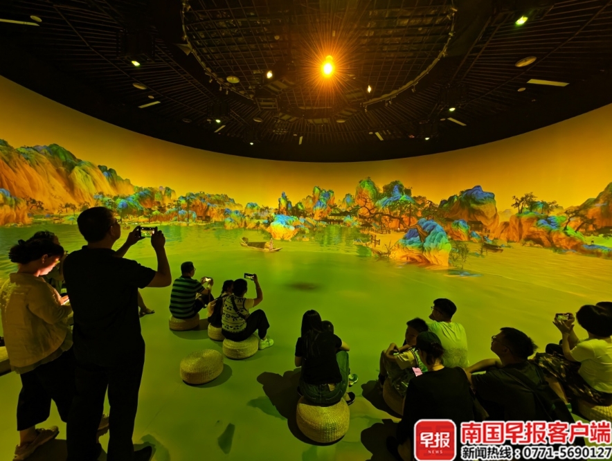 解說員向觀眾介紹。