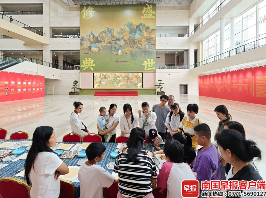 解說員向觀眾介紹。