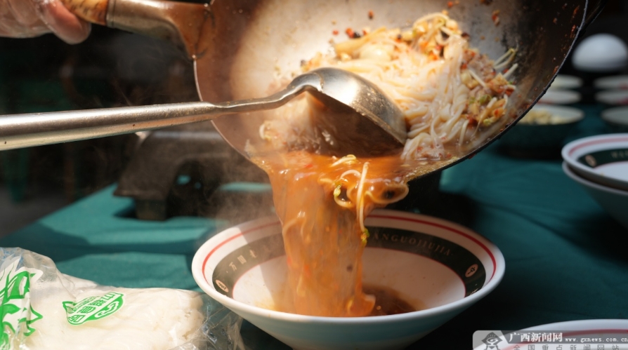 滋味濃烈的老友粉出鍋。