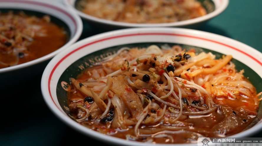 滋味濃烈的老友粉出鍋。