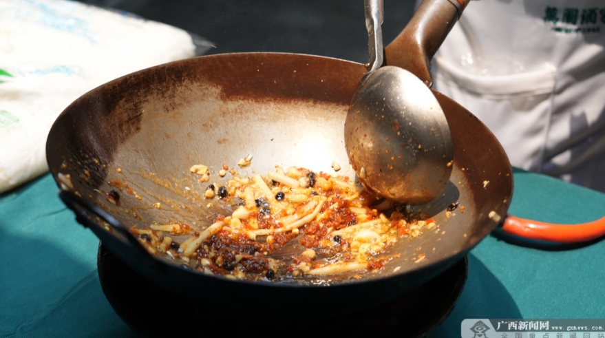 製作一碗老友粉所需食材豐富。