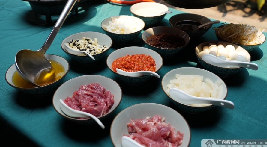 製作一碗老友粉所需食材豐富。