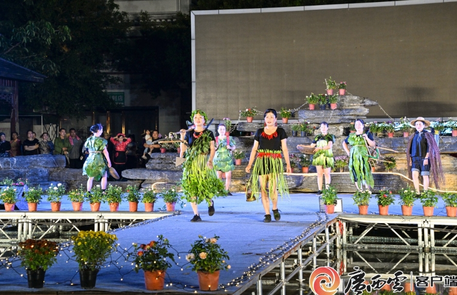 群眾自信走上舞台週。