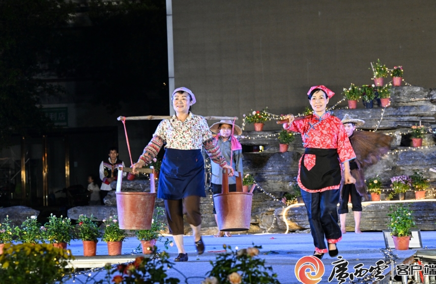 群眾自信走上舞台週。