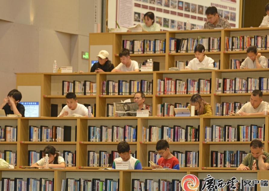 市民在南寧市圖書館閱讀。
