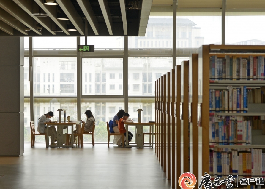 市民在南寧市圖書館閱讀。