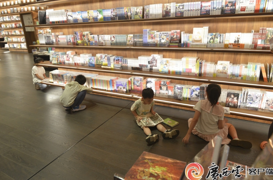 市民在南寧市圖書館閱讀。