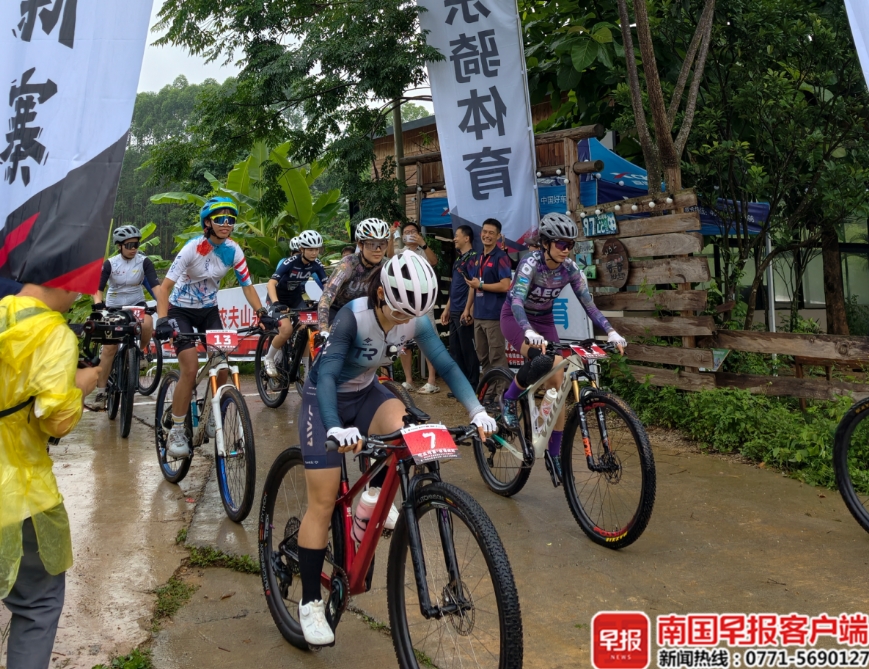 山地自行車越野賽。 山地自行車越野賽。