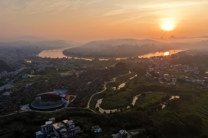 小桑苗寨夏景如畫。 小桑苗寨夏景如畫。
