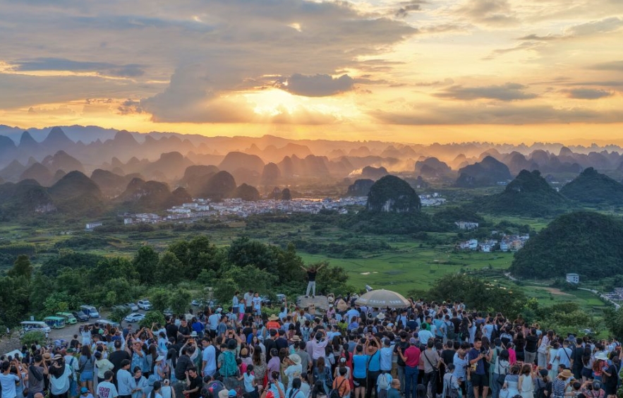 夕陽山觀賞喀斯特峰林美景。