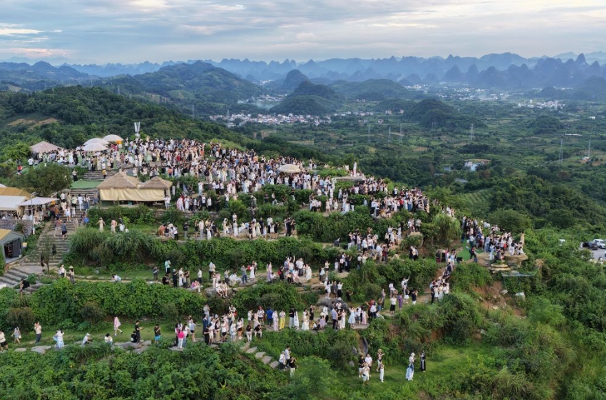 夕陽山觀賞喀斯特峰林美景。