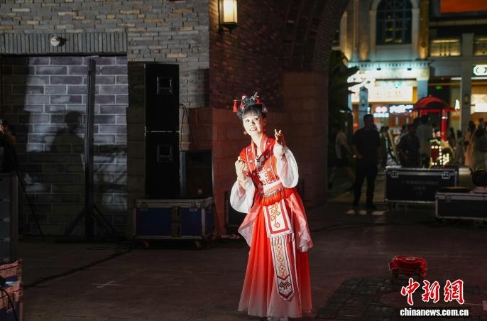 現場上演彩調劇《劉三姐》。