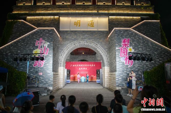 現場上演彩調小戲《王三打鳥》。