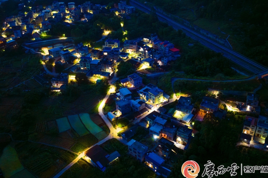 點亮靜謐的鄉村夜晚。 點亮靜謐的鄉村夜晚。
