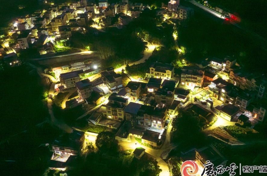 點亮靜謐的鄉村夜晚。 點亮靜謐的鄉村夜晚。