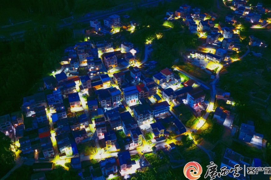 點亮靜謐的鄉村夜晚。 點亮靜謐的鄉村夜晚。