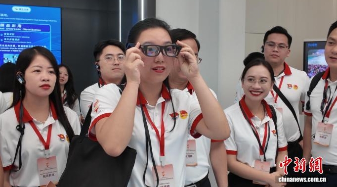 越南青年觀看智慧機器人展示技能。