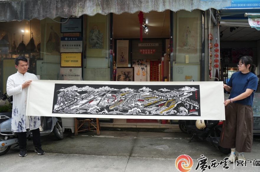 楊再旺與記者一同展開長卷。