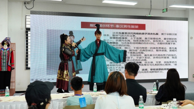 台灣青少年展示華服風采。 台灣青少年展示華服風采。