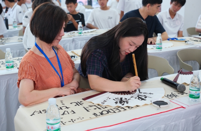 在折扇上題字留念。 在折扇上題字留念。