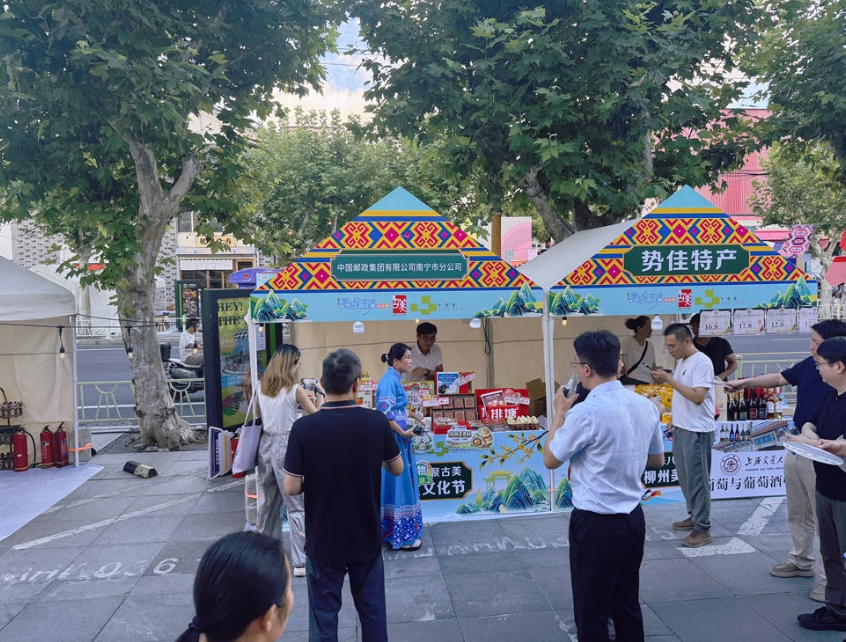 駐足體驗廣西特色農產品。