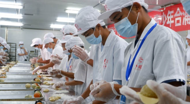 台灣青少年體驗手作月餅。 台灣青少年體驗手作月餅。
