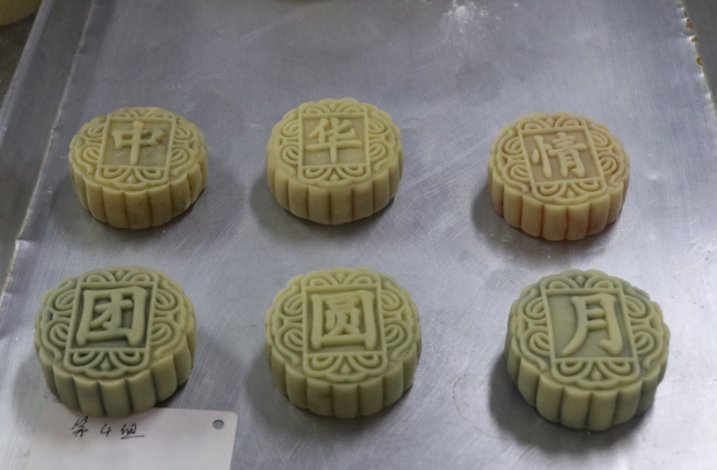 台灣青少年體驗手作月餅。 台灣青少年體驗手作月餅。