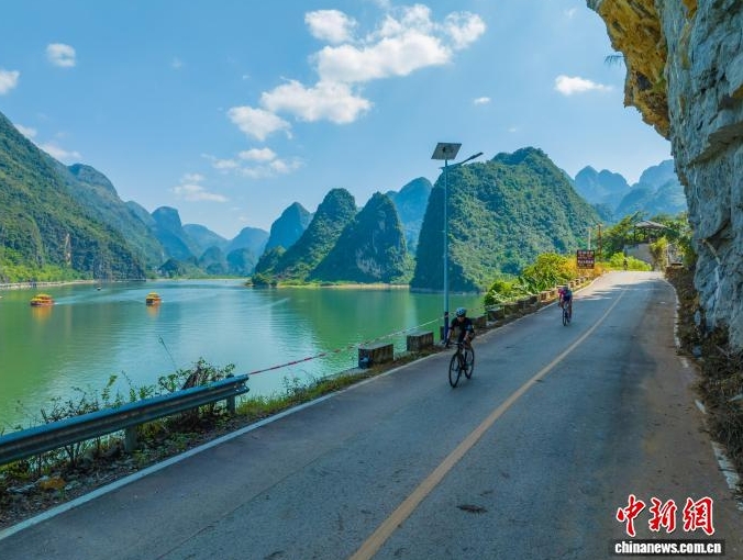 選手在山水中騎乘暢泳。