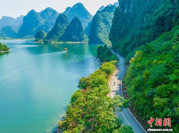 選手在山水中騎乘暢泳。