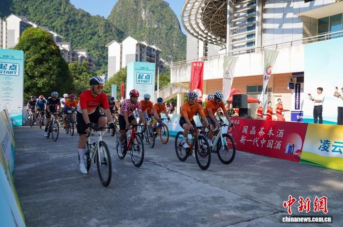 選手在山水中騎乘暢泳。