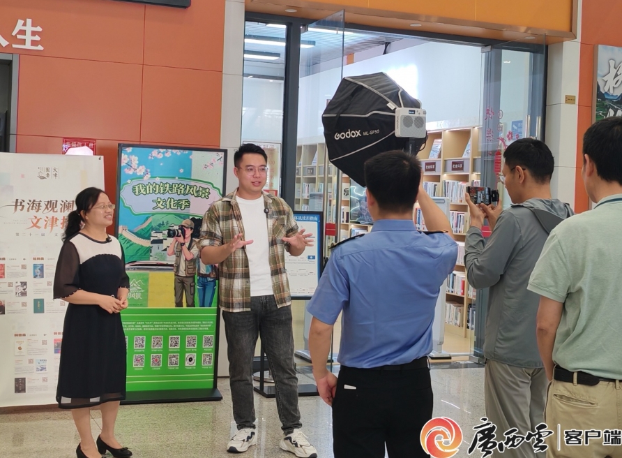 南寧東站高鐵讀書驛站提檔。
